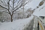 ببینید|عملیات برف روبی و نمک پاشی محور های روستایی جاده کرج کندوان حوزه راهداری گچسر