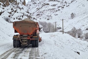 ببینید|عملیات برف روبی و نمک پاشی محور های روستایی جاده کرج کندوان حوزه راهداری گچسر