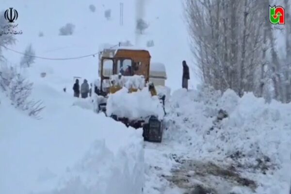 ویدیو| نجات جان بانوی باردار سردشتی پس از بازگشایی و برف‌روبی محور صعب العبور روستایی ساوان – دولتونعلین توسط راهداران