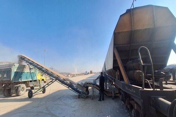 تخلیه ۱۷۰۰ تن گندم در ایستگاه راه‌آهن شاهرود