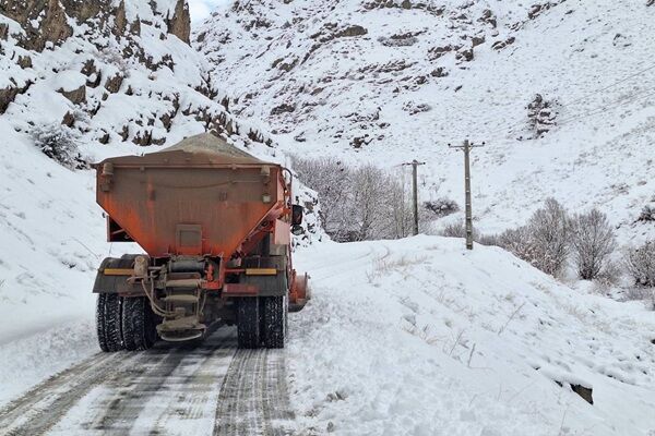 ببینید|عملیات برف روبی و نمک پاشی محور های روستایی جاده کرج- کندوان حوزه راهداری گچسر