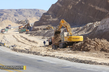 ببینید| بازدید علیرضا راستیار مدیرکل منطقه جنوب شرکت ساخت و توسعه زیربناهای حمل و نقل به همراه مهندس میرزایی مدیرکل راه و شهرسازی لارستان از روند پیشرفت محور لار - جهرم