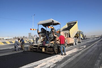 ویدیو| اجرای عملیات رفع نقطه حادثه خیز و روکش آسفالت محور باغین - کرمان (سعادت آباد)