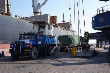 تخلیه ۲ نگله سنگین در بندر شهید رجایی