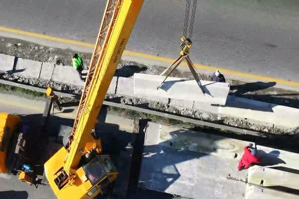 ویدیو| اجرای عملیات نصب نیوجرسی مفصلی در محور رشت_امام زاده هاشم (محدوده سراوان) استان گیلان