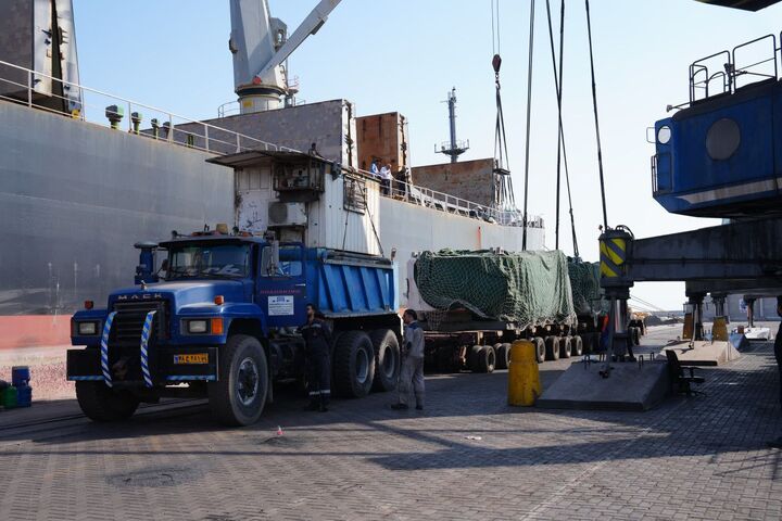 تخلیه ۲ نگله سنگین در بندر شهید رجایی