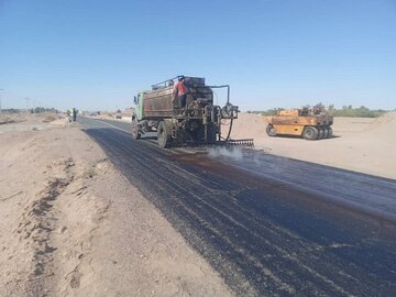 آغاز اجرای روکش آسفالت محور رودبارجنوب–زهکلوت به طول ۱۷ کیلومتر
