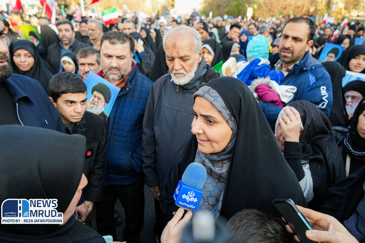 وزیر در جمع راهپیمایی