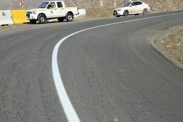 ببینید| تداوم عملیات خط‌کشی محور پاوه به نودشه با هدف ارتقای ایمنی تردد کاربران جاده ای