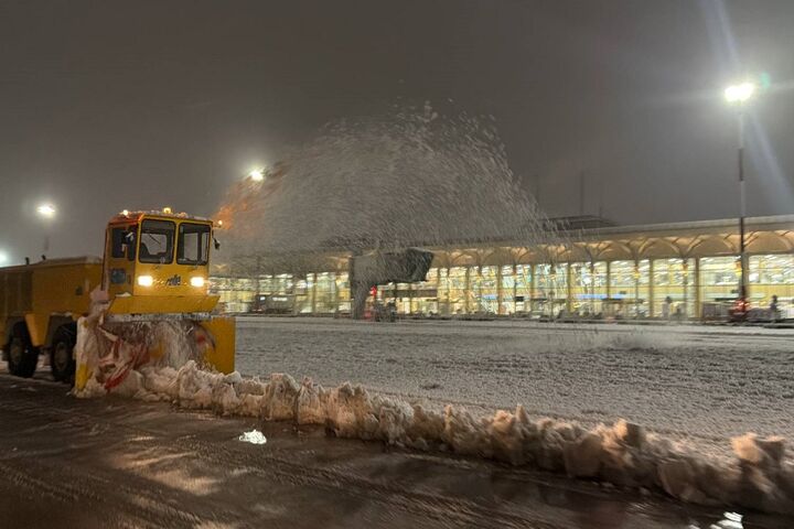 ۱۷ ساعت برف‌روبی مداوم همزمان با انجام پروازهای ورودی و خروجی در فرودگاه مشهد