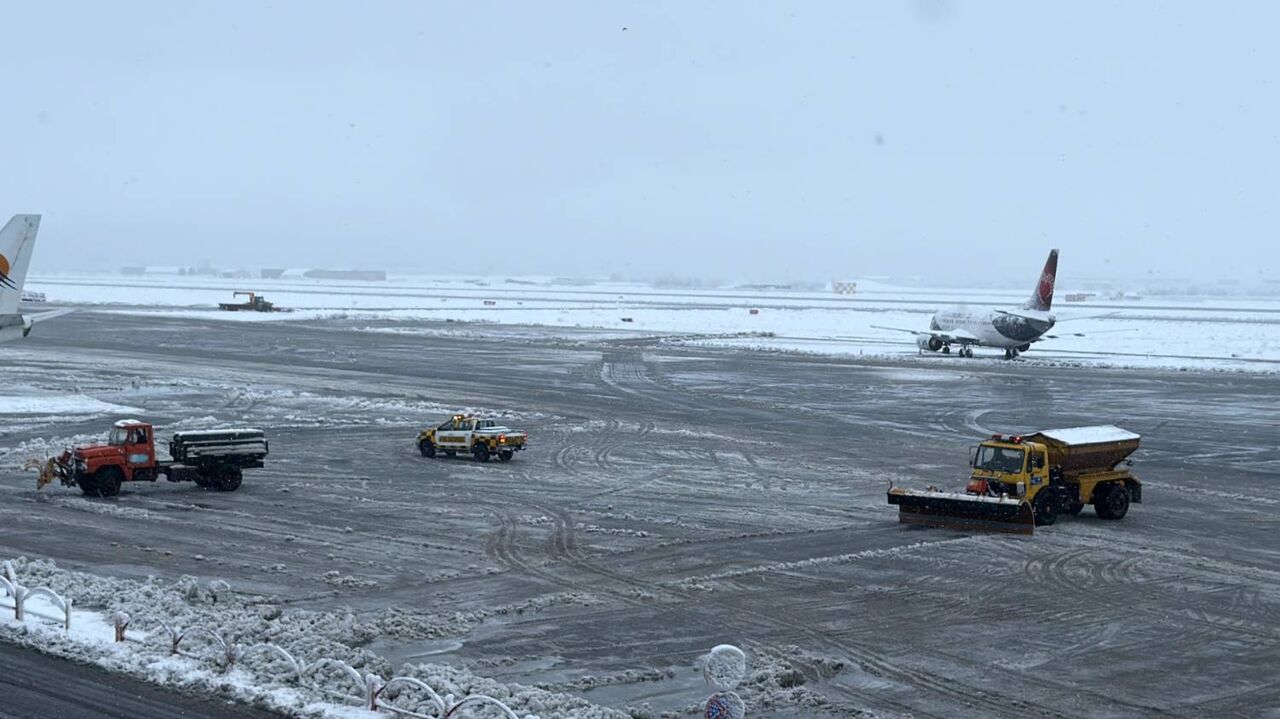 ۱۷ ساعت برف‌روبی مداوم همزمان با انجام پروازهای ورودی و خروجی در فرودگاه مشهد