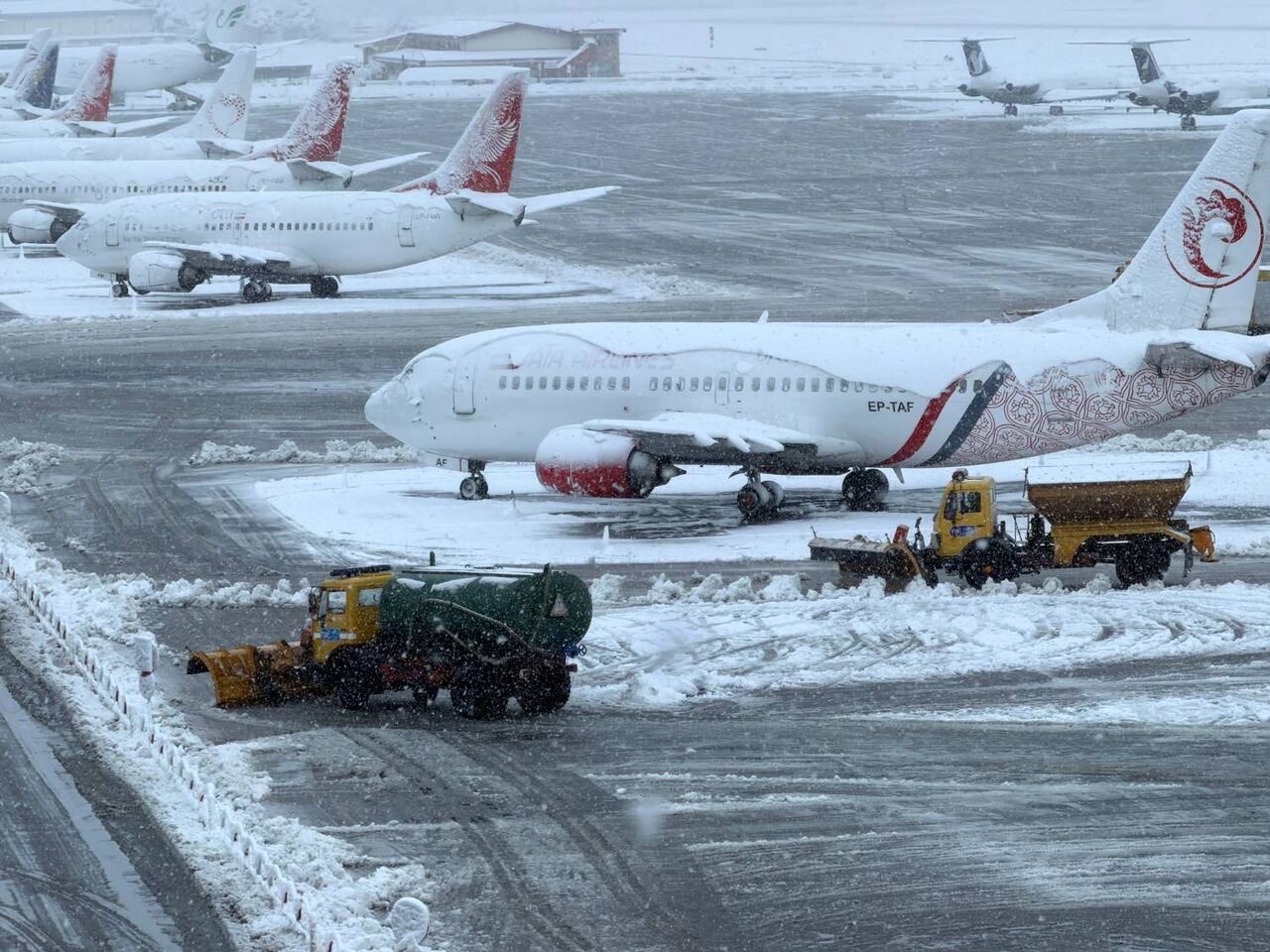 ۱۷ ساعت برفروبی مداوم همزمان با انجام پروازهای ورودی و خروجی در فرودگاه مشهد
