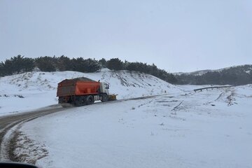 ببینید | بازدید شبانه مدیرکل راهداری و حمل و نقل جاده‌ای استان البرز از محور کرج کندوان و عملیات برف روبی و نمک پاشی محورهای مواصلاتی شهرستان طالقان
