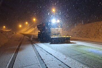 ببینید | بازدید شبانه مدیرکل راهداری و حمل و نقل جاده‌ای استان البرز از محور کرج کندوان و عملیات برف روبی و نمک پاشی محورهای مواصلاتی شهرستان طالقان