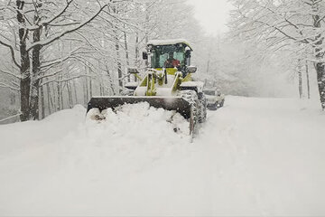بارش شدید برف در ۶ محور گیلان/ تردد جریان دارد
