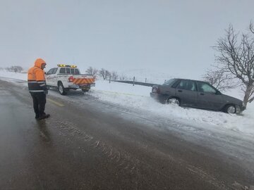 امداد رسانی به ۳۰ خودرو گرفتار در برف و کولاک شهرستان خرمدره