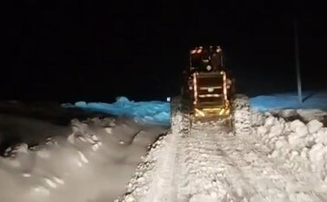 ویدیو | اجرای عملیات برف‌روبی محورهای اصفهانک و حرمانک توسط راهداران شهرستان چادگان در استان اصفهان