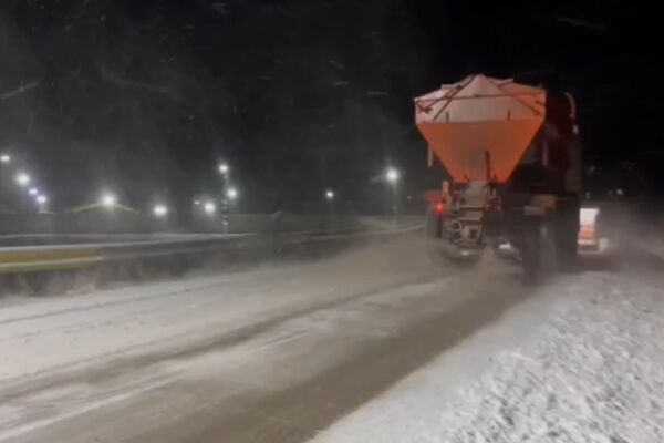 ویدیو | برف روبی و نمک پاشی محور قدیم شهرستان طالقان توسط راهداران