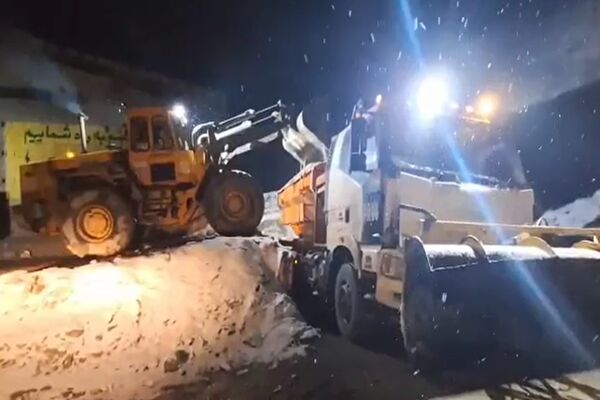 ویدیو | برف روبی و نمک پاشی محور کرج کندوان توسط راهداران استان البرز