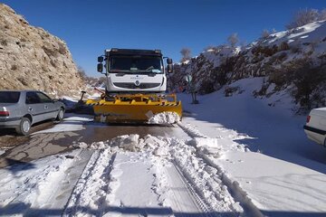 برف‌روبی بیش از ۲۳۰ کیلومترباند از جاده‌های ایلام/ امدادرسانی راهداران به خودروهای گرفتار در برف
