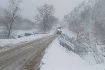 برف تمام محورهای ارتباطی گلستان را سفیدپوش کرده است