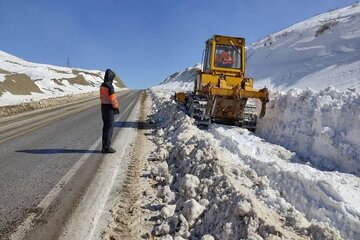 ویدیو |  برفروبی و پاکسازی شانه  راه در محور نورآباد – نهاوند با تلاش راهداران لرستان
