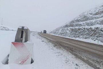 ️ویدیو | عملیات برف روبی در محور صحنه به سنقر و کلیایی، گردنه مله ماس با تلاش راهداران شهرستان صحنه - استان کرمانشاه