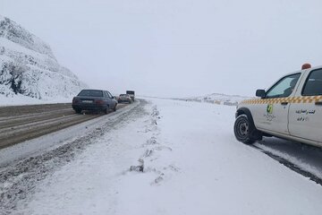 ️ویدیو | عملیات برف روبی و نمک پاشی در محور سنقر به صحنه در گردنه مله ماس با تلاش راهداران شهرستان سنقر و کلیایی - استان کرمانشاه