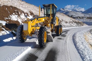 ویدیو | برف‌روبی و نمک پاشی گردنه کوهستانی میرحصار در لاین رفت و برگشت توسط راهداران سرپل ذهاب - استان کرمانشاه