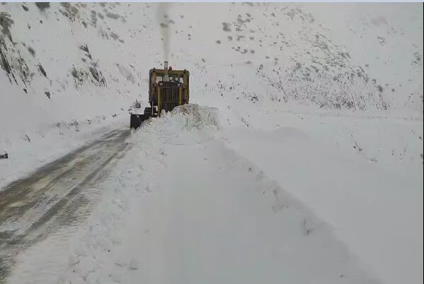 ️ویدیو | عملیات برف روبی سنگین در محور سه راه شهداء(ملندو) به نوسود و نودشه با تلاش راهداران شهرستان پاوه - استان کرمانشاه