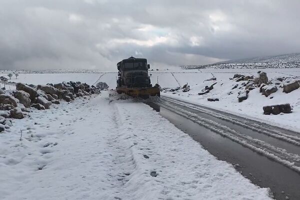 ویدیو | عملیات برف روبی در راه روستایی چالاوبکر محور اسلام آباد به دالاهو با تلاش راهداران شهرستان اسلام آباد غرب، استان کرمانشاه