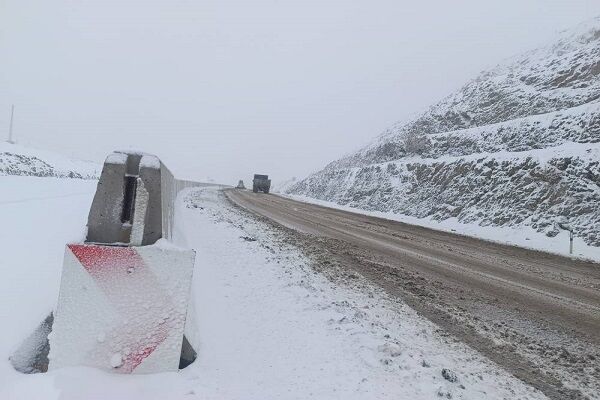 ️ویدیو | عملیات برف روبی در محور صحنه به سنقر و کلیایی، گردنه مله ماس با تلاش راهداران شهرستان صحنه - استان کرمانشاه