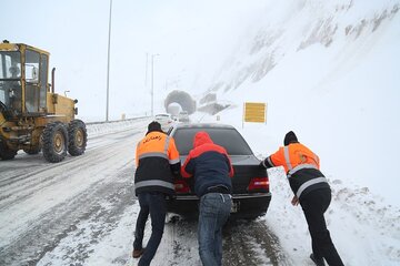 امداد رسانی به ۷۰۷ خودروی گرفتار در محورهای کوهستانی استان مازندران