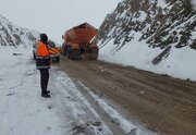 ببینید| تصاویری از تلاش راهداران؛ امدادرسانی به خودروهای در راه مانده در استان خراسان جنوبی