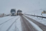 ببینید| تصاویری از تلاش راهداران؛ امدادرسانی به خودروهای در راه مانده در استان خراسان جنوبی