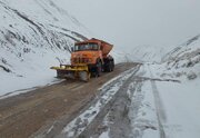 ببینید| تصاویری از تلاش راهداران؛ امدادرسانی به خودروهای در راه مانده در استان خراسان جنوبی