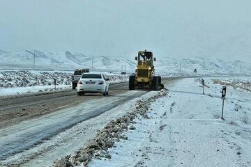 ببینید|تلاش راهداران خراسان جنوبی در بازگشایی و برف روبی محورهای مواصلاتی استان