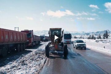 ویدئو| گوشه‌ای از تلاش راهداران خراسان جنوبی برای برقراری تردد روان در سطح محورهای استان