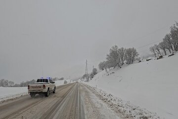 ️ویدیو | عملیات برف روبی و نمک پاشی در محور ثلاث به جوانرود، استان کرمانشاه