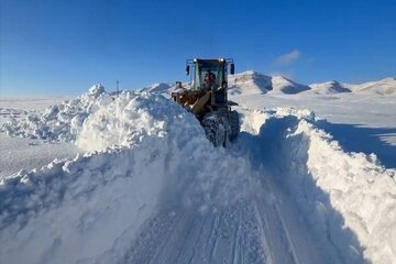 بازدید مسئولان از محورهای روستایی در حال بازگشایی شهرستان فاروج در پی بارش برف ‌و کولاک