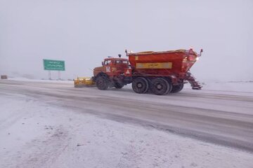 ویدئو | اجرای عملیات برف روبی و نمک پاشی در محورهای برف‌گیر استان ایلام توسط عوامل راهداری