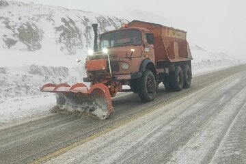 ویدیو | گوشه‌ای از تلاش راهداران لرستان در برف‌روبی و نمک پاشی گردنه هیراب در محور بروجرد ـ اراک