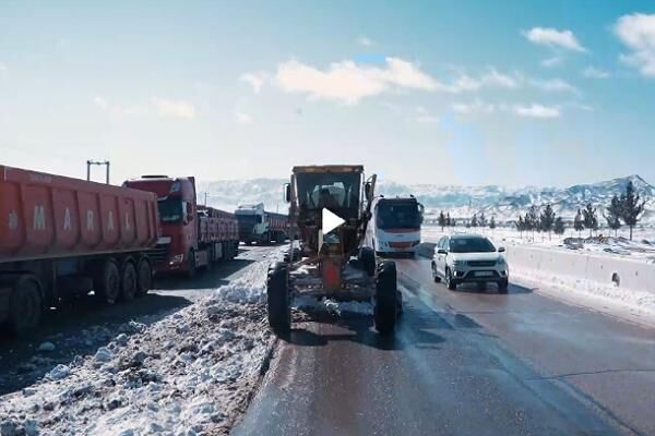 گوشه‌هایی از تلاش راهداران خراسان جنوبی برای برقراری تردد روان در سطح محورهای استان