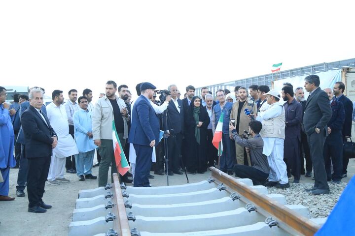 ببینید| آغاز ریل‌گذاری در بندر شهید بهشتی چابهار با حضور وزیر راه و شهرسازی