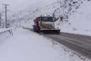 ببینید| عملیات برف روبی و نمک پاشی محور کرج کندوان در استان البرز