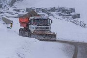 ببینید| عملیات برف روبی و نمک پاشی محور کرج کندوان در استان البرز