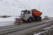 ببینید| عملیات برف روبی و نمک پاشی محور کرج کندوان در استان البرز