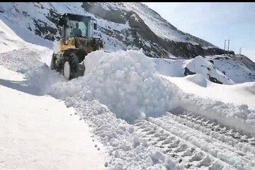 ببینید|برف روبی و نمک پاشی محورهای روستایی دروان،خوارس و آتشگاه و برغان