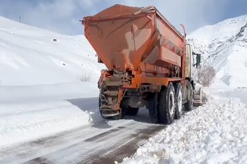 ویدیو|عملیات برف روبی و نمک پاشی محورهای روستایی شهرستان طالقان