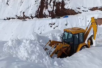 ویدیو|تلاش راهداران طالقان برای بازگشایی ریزش بهمن در محور روستایی دیزان به ناریان